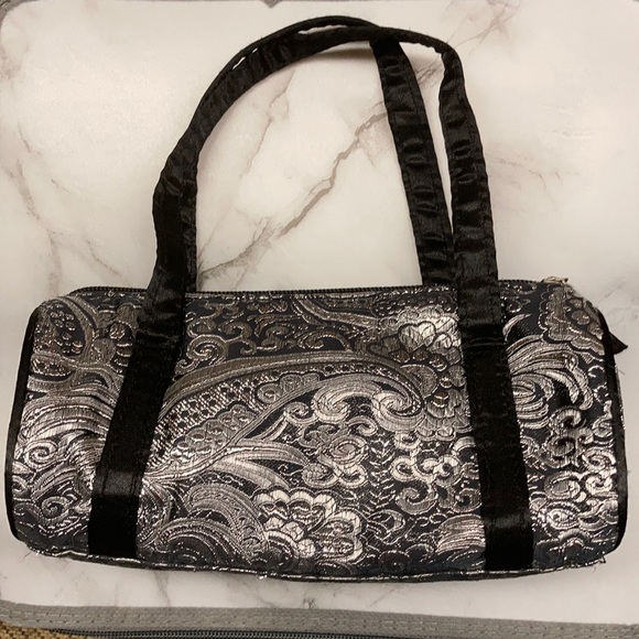 Silver and black clutch with zipper - Picture 1 of 4